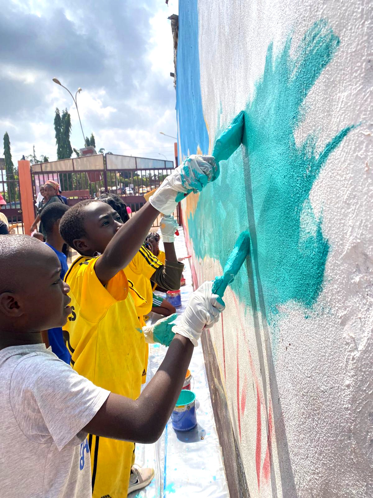 Pepe Yáñez. En el mural de Pepe Yáñez en la capital camerunesa han participado más de 150 niños y niñas del colegio Tiama Ecole con sus docentes y voluntariado de Adharaz 