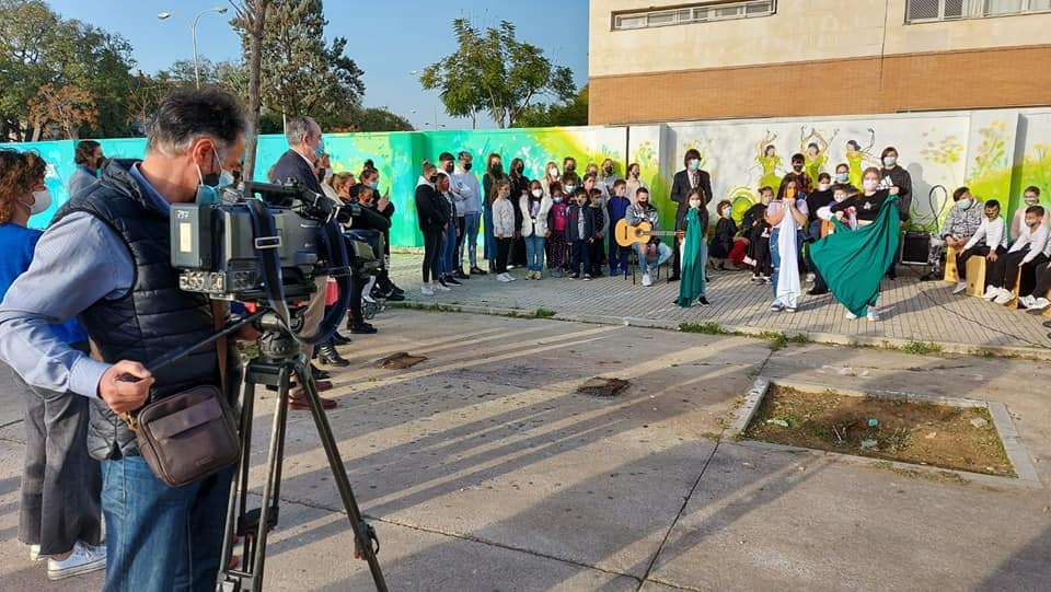 Pepe Yáñez. La alegría de Alalá, visible en esta pintura mural del Polígono Sur